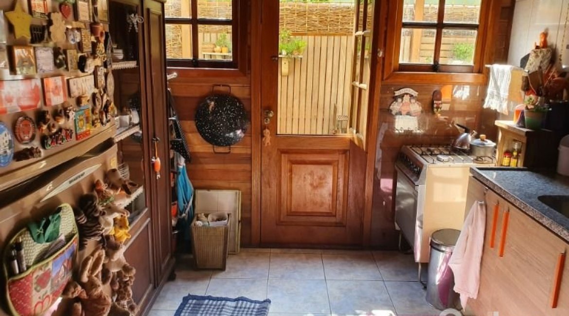 Casa à venda com 150m², 3 dormitórios, 1 suíte, 4 vagas, no bairro Guarujá em Porto Alegre