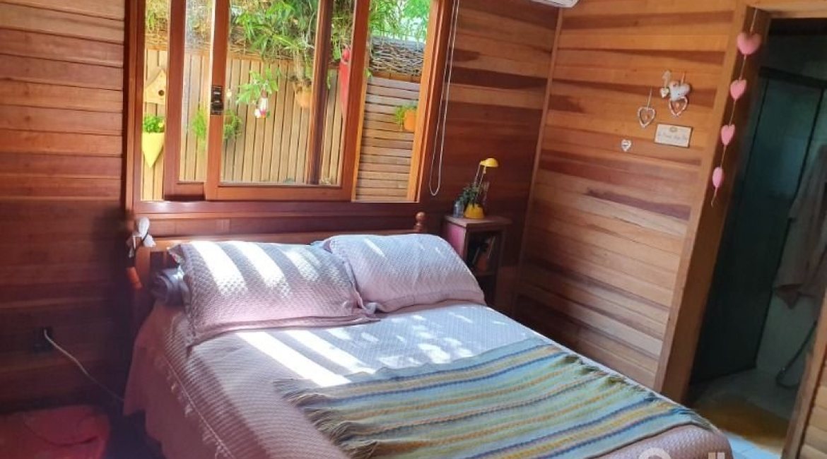 Casa à venda com 150m², 3 dormitórios, 1 suíte, 4 vagas, no bairro Guarujá em Porto Alegre