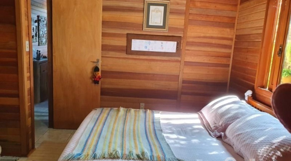 Casa à venda com 150m², 3 dormitórios, 1 suíte, 4 vagas, no bairro Guarujá em Porto Alegre