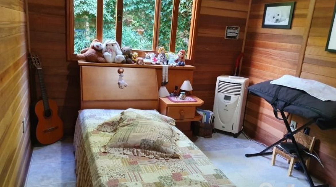 Casa à venda com 150m², 3 dormitórios, 1 suíte, 4 vagas, no bairro Guarujá em Porto Alegre