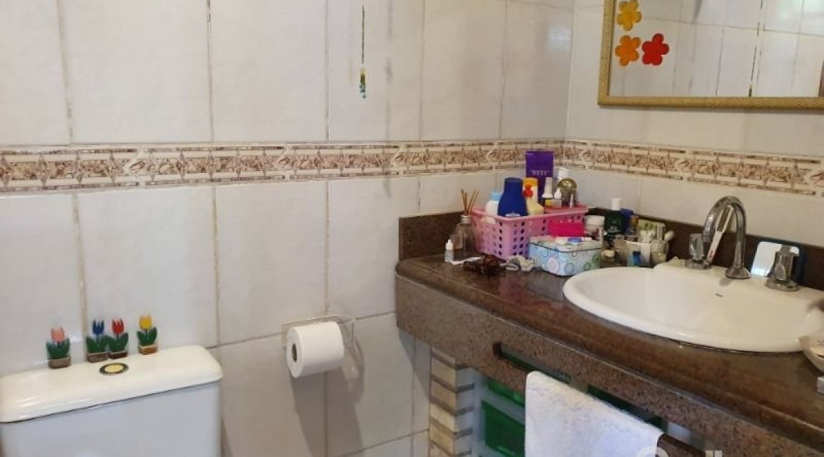 Casa à venda com 150m², 3 dormitórios, 1 suíte, 4 vagas, no bairro Guarujá em Porto Alegre