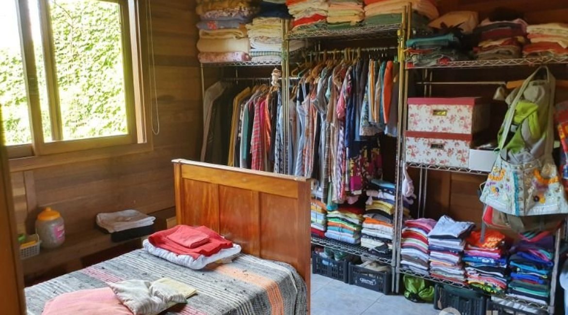 Casa à venda com 150m², 3 dormitórios, 1 suíte, 4 vagas, no bairro Guarujá em Porto Alegre