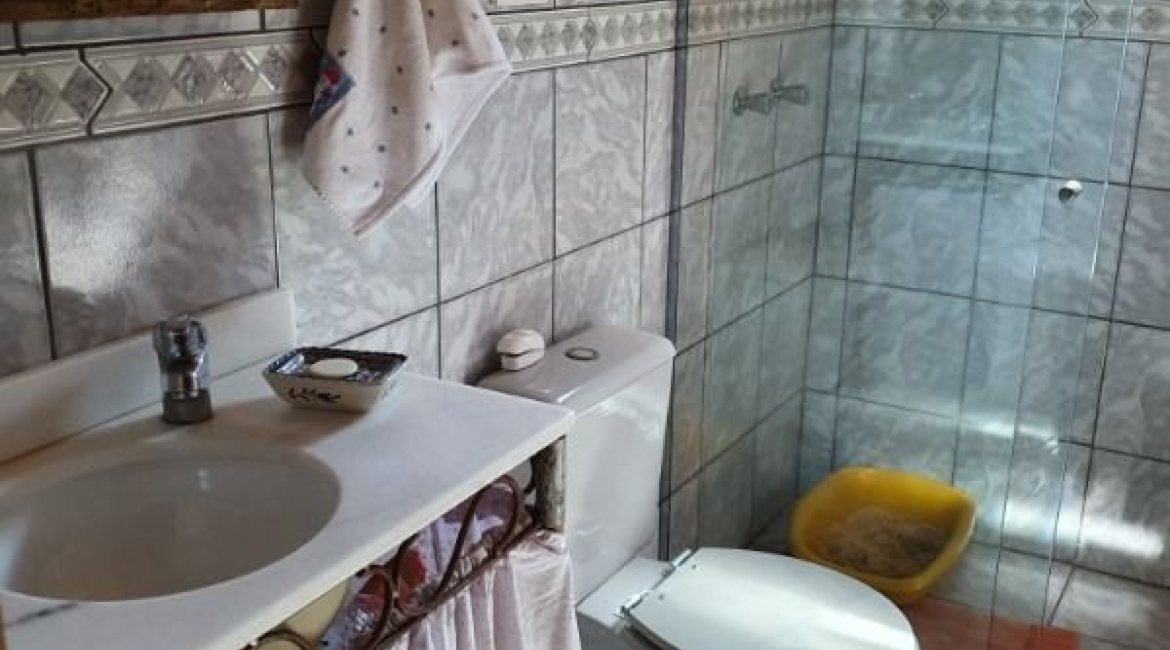 Casa à venda com 150m², 3 dormitórios, 1 suíte, 4 vagas, no bairro Guarujá em Porto Alegre