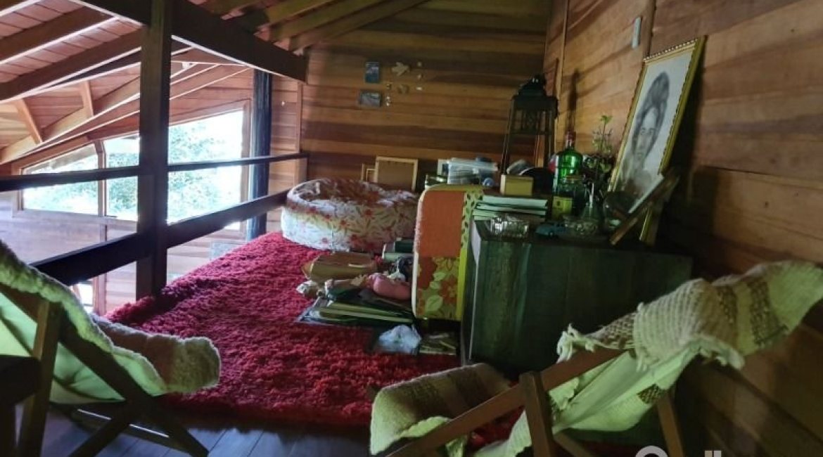 Casa à venda com 150m², 3 dormitórios, 1 suíte, 4 vagas, no bairro Guarujá em Porto Alegre