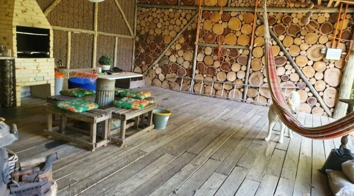 Casa à venda com 150m², 3 dormitórios, 1 suíte, 4 vagas, no bairro Guarujá em Porto Alegre