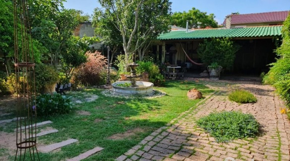 Casa à venda com 150m², 3 dormitórios, 1 suíte, 4 vagas, no bairro Guarujá em Porto Alegre