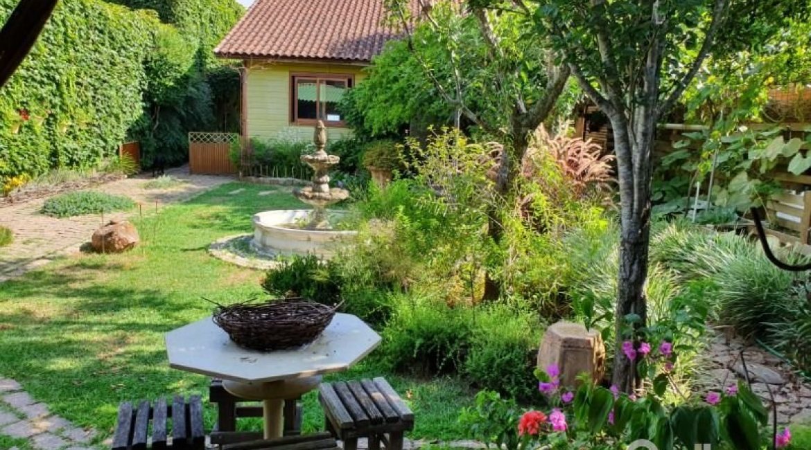 Casa à venda com 150m², 3 dormitórios, 1 suíte, 4 vagas, no bairro Guarujá em Porto Alegre