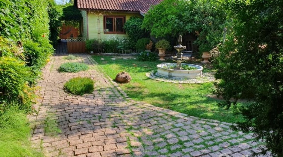 Casa à venda com 150m², 3 dormitórios, 1 suíte, 4 vagas, no bairro Guarujá em Porto Alegre