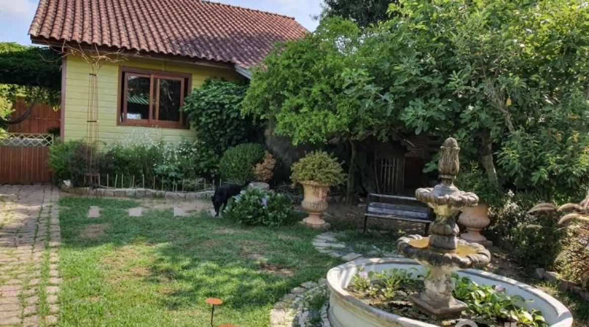 Casa à venda com 150m², 3 dormitórios, 1 suíte, 4 vagas, no bairro Guarujá em Porto Alegre