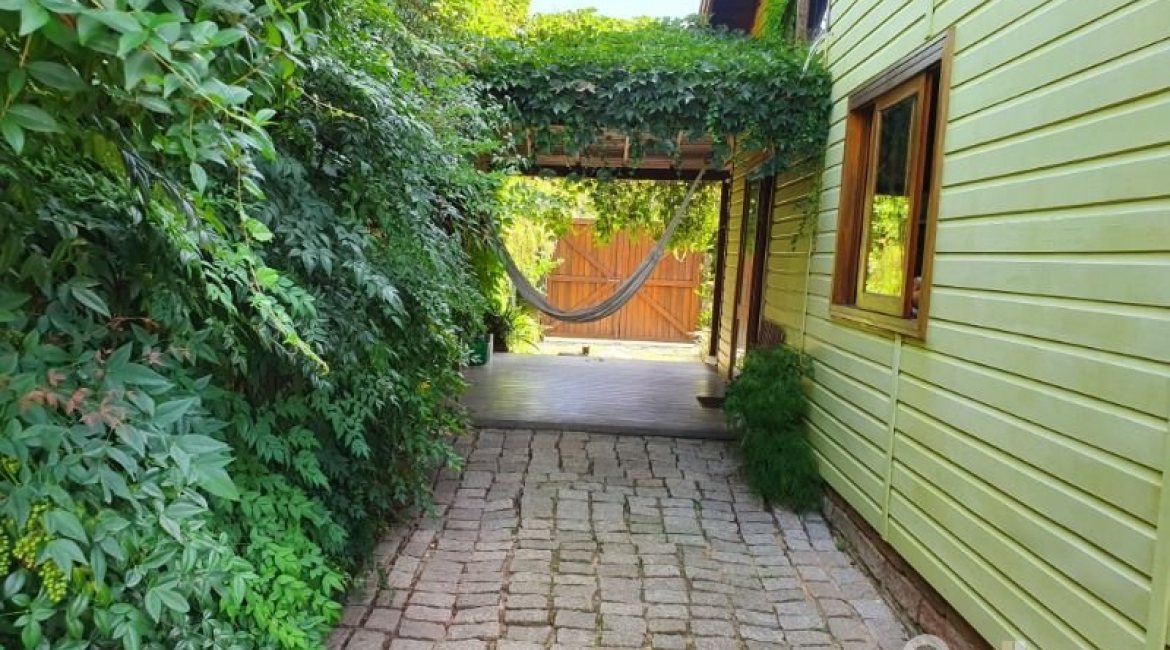 Casa à venda com 150m², 3 dormitórios, 1 suíte, 4 vagas, no bairro Guarujá em Porto Alegre