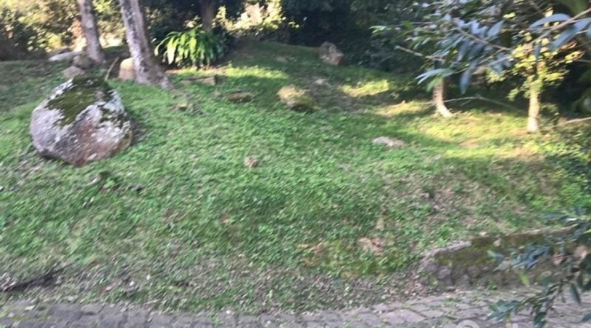 Terreno à venda com 1113m², 1 dormitório, 4 vagas, no bairro Vila Conceição em Porto Alegre