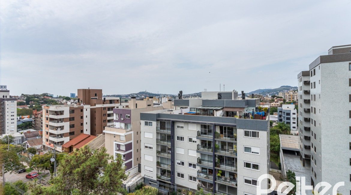 Cobertura à venda com 172m², 3 dormitórios, 1 suíte, 2 vagas, no bairro Tristeza em PORTO ALEGRE