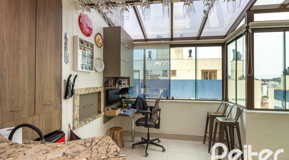 Cobertura à venda com 172m², 3 dormitórios, 1 suíte, 2 vagas, no bairro Tristeza em PORTO ALEGRE