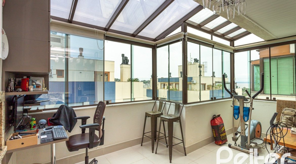 Cobertura à venda com 172m², 3 dormitórios, 1 suíte, 2 vagas, no bairro Tristeza em PORTO ALEGRE