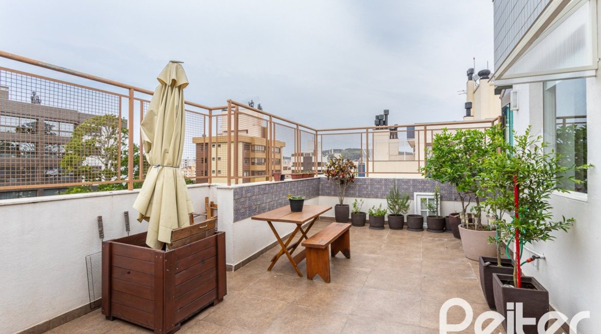 Cobertura à venda com 172m², 3 dormitórios, 1 suíte, 2 vagas, no bairro Tristeza em PORTO ALEGRE