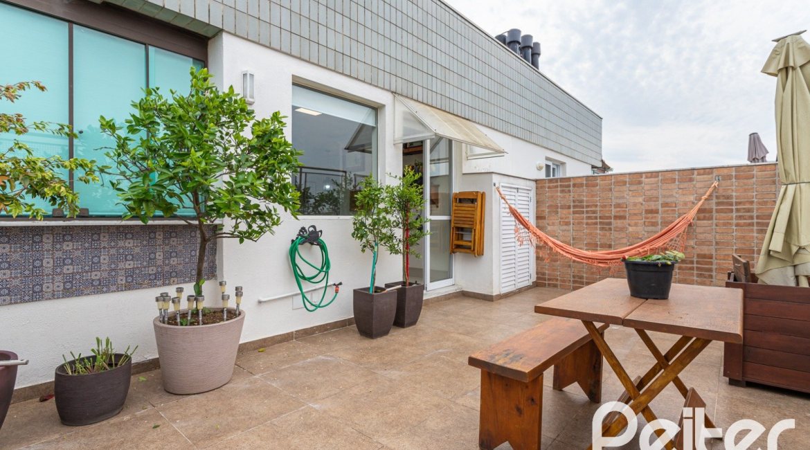 Cobertura à venda com 172m², 3 dormitórios, 1 suíte, 2 vagas, no bairro Tristeza em PORTO ALEGRE