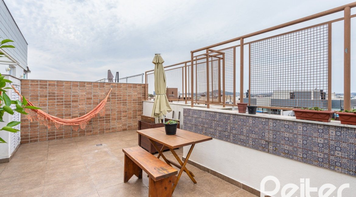 Cobertura à venda com 172m², 3 dormitórios, 1 suíte, 2 vagas, no bairro Tristeza em PORTO ALEGRE