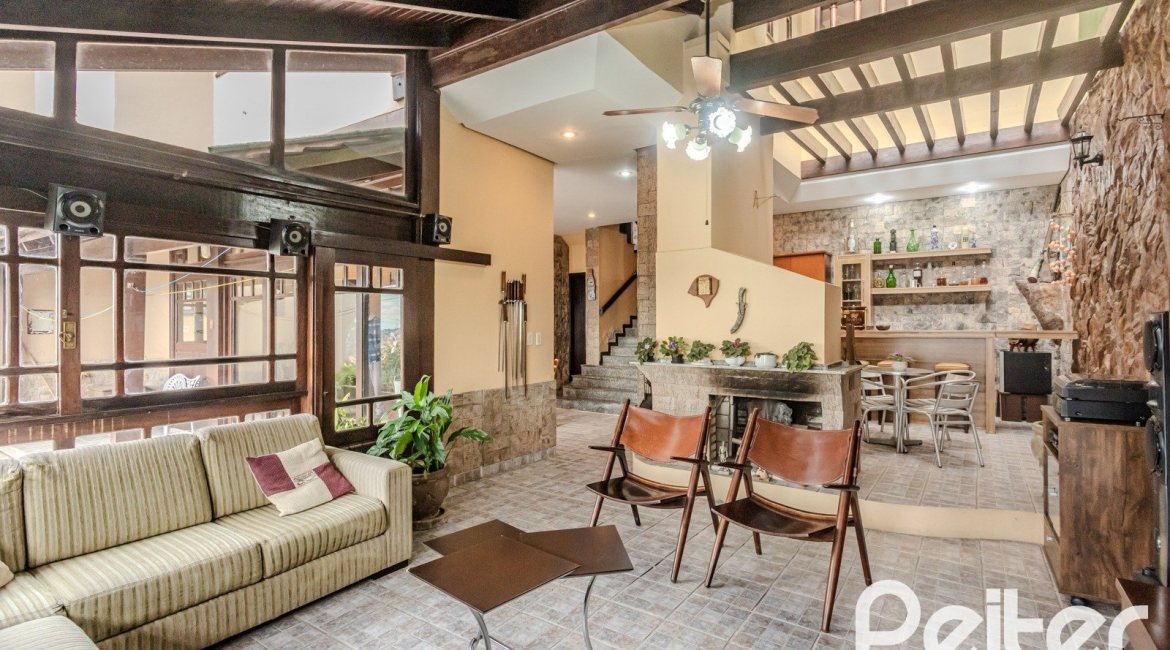 Casa em Condomínio à venda com 300m², 4 dormitórios, 1 suíte, 2 vagas, no bairro Nonoai em Porto Alegre