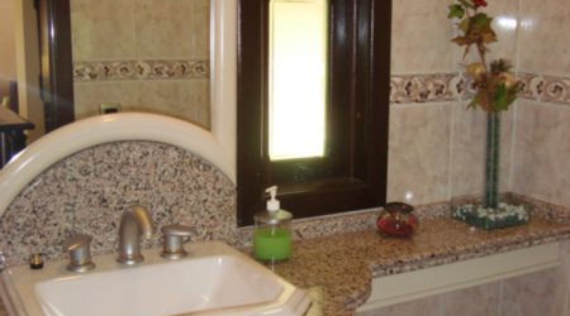 Casa em Condomínio à venda com 300m², 4 dormitórios, 1 suíte, 2 vagas, no bairro Nonoai em Porto Alegre