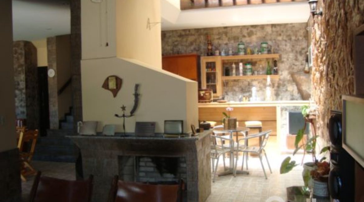 Casa em Condomínio à venda com 300m², 4 dormitórios, 1 suíte, 2 vagas, no bairro Nonoai em Porto Alegre