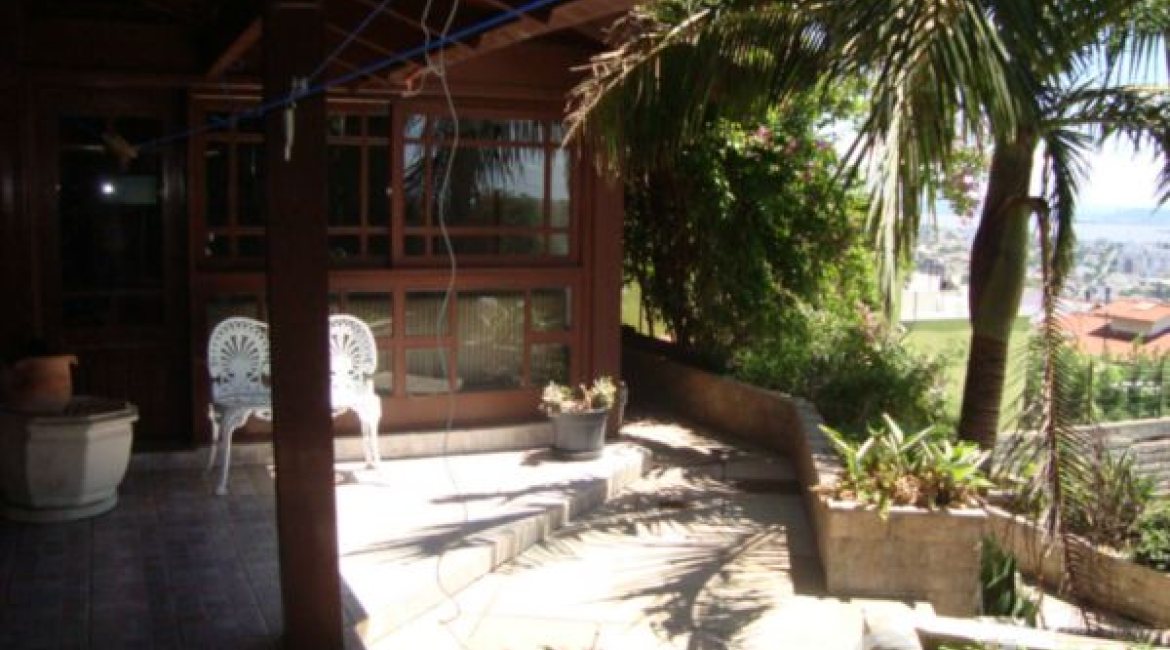 Casa em Condomínio à venda com 300m², 4 dormitórios, 1 suíte, 2 vagas, no bairro Nonoai em Porto Alegre