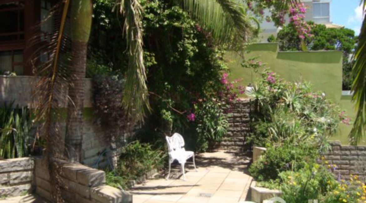 Casa em Condomínio à venda com 300m², 4 dormitórios, 1 suíte, 2 vagas, no bairro Nonoai em Porto Alegre