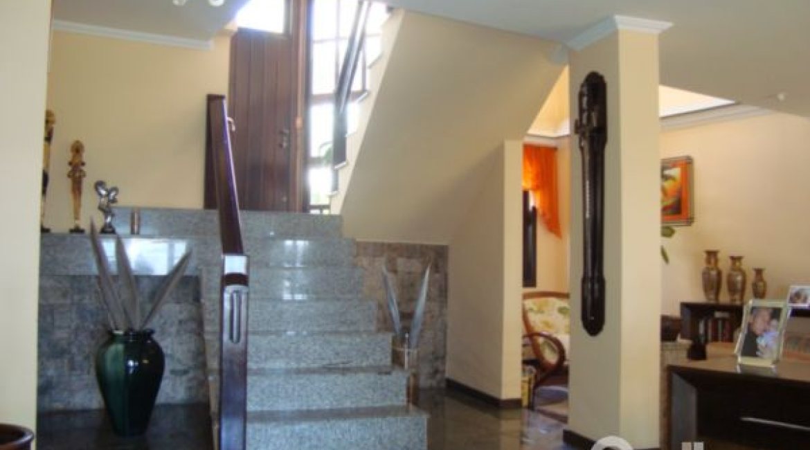 Casa em Condomínio à venda com 300m², 4 dormitórios, 1 suíte, 2 vagas, no bairro Nonoai em Porto Alegre