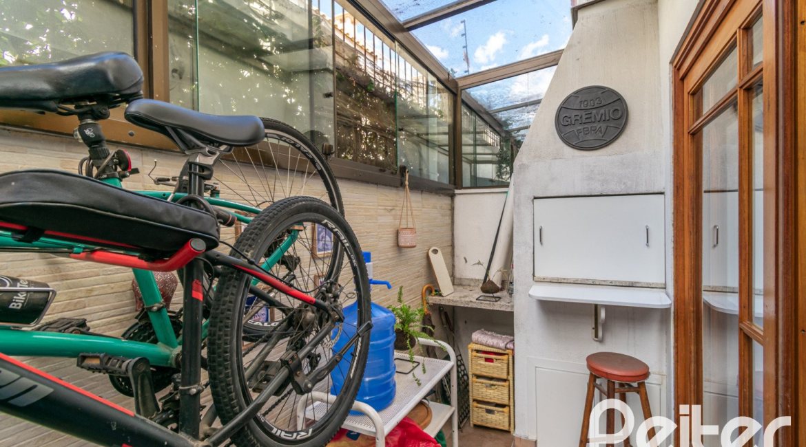 Casa em Condomínio à venda com 163m², 3 dormitórios, 1 suíte, 2 vagas, no bairro Ipanema em Porto Alegre