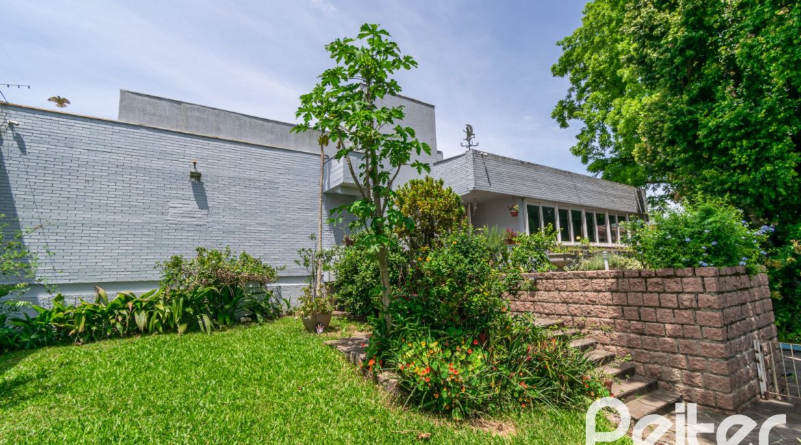 Casa à venda com 405m², 3 dormitórios, 3 suítes, 6 vagas, no bairro Vila Assunção em Porto Alegre