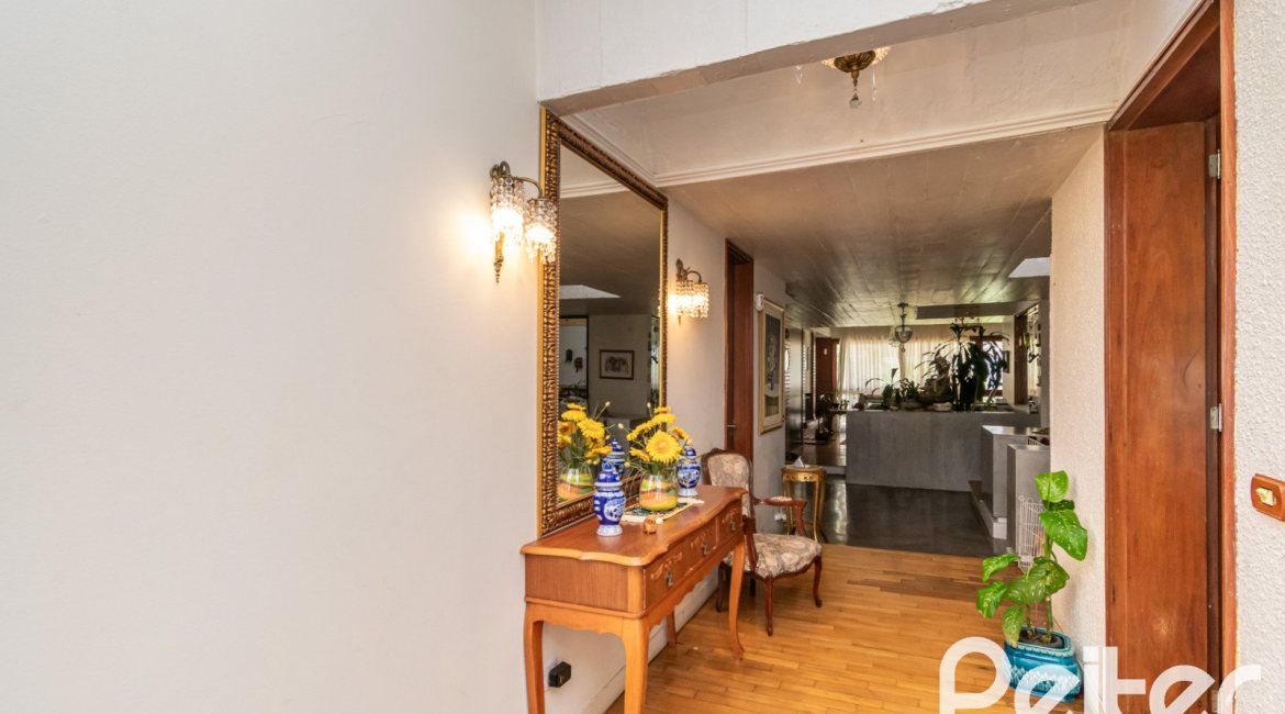 Casa à venda com 405m², 3 dormitórios, 3 suítes, 6 vagas, no bairro Vila Assunção em Porto Alegre