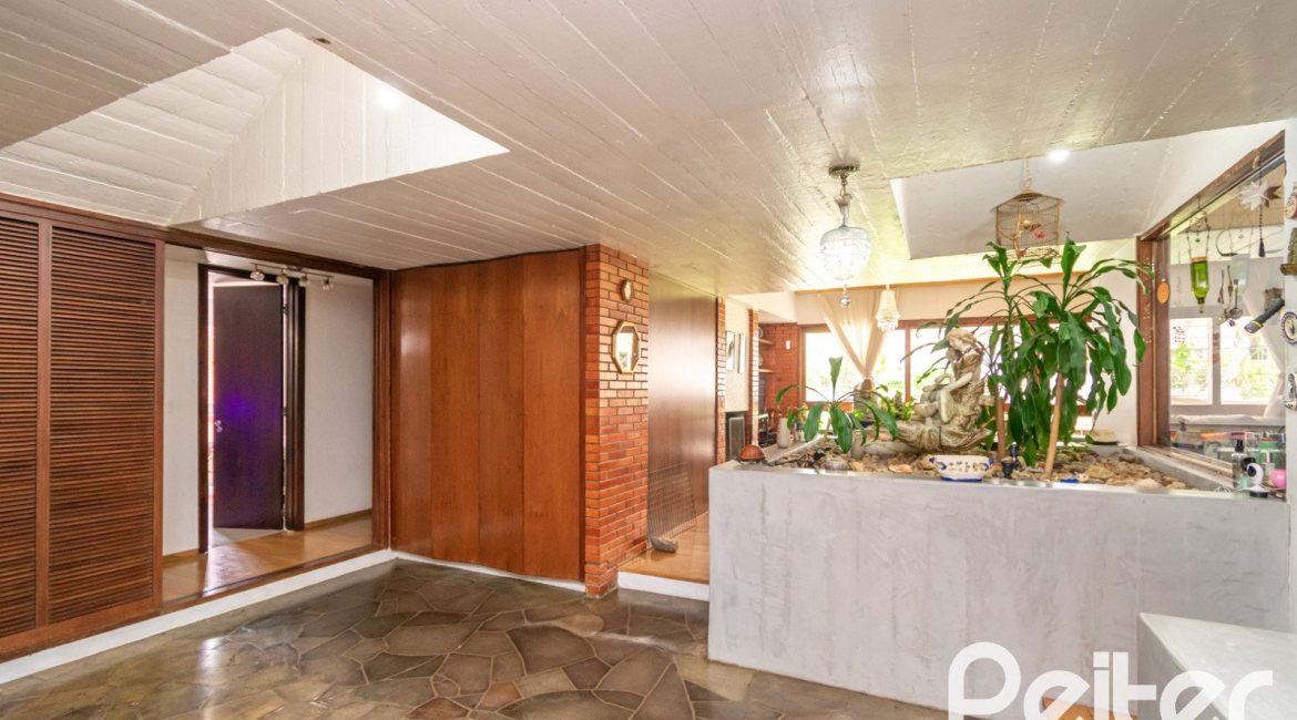 Casa à venda com 405m², 3 dormitórios, 3 suítes, 6 vagas, no bairro Vila Assunção em Porto Alegre