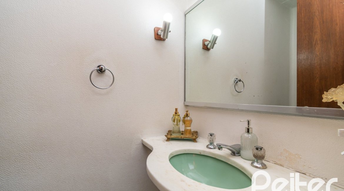 Casa à venda com 405m², 3 dormitórios, 3 suítes, 6 vagas, no bairro Vila Assunção em Porto Alegre