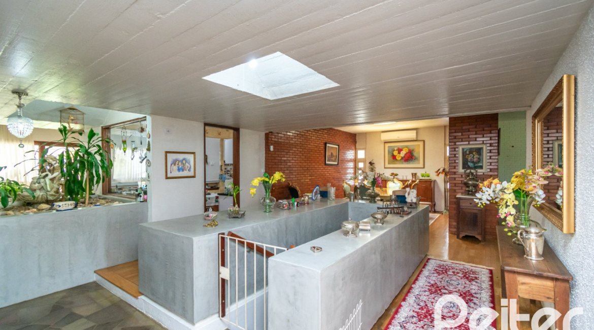 Casa à venda com 405m², 3 dormitórios, 3 suítes, 6 vagas, no bairro Vila Assunção em Porto Alegre