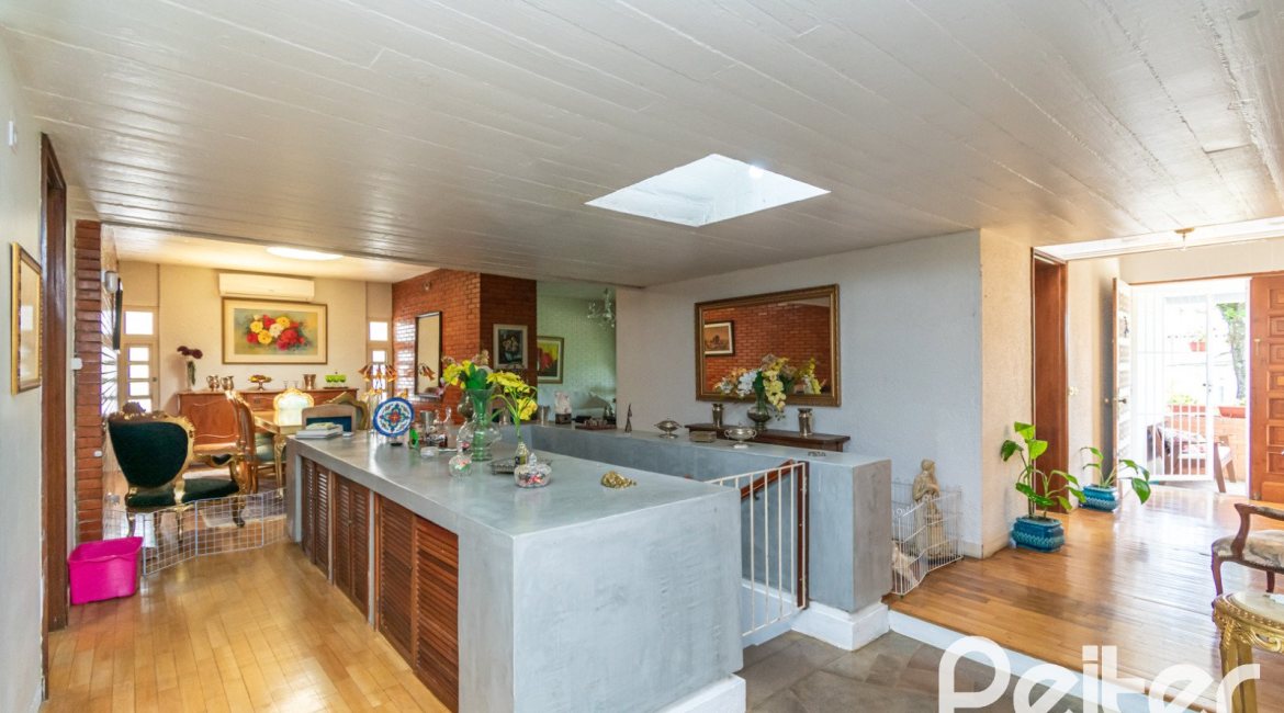 Casa à venda com 405m², 3 dormitórios, 3 suítes, 6 vagas, no bairro Vila Assunção em Porto Alegre