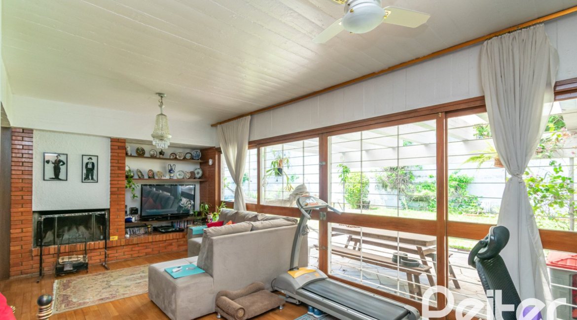 Casa à venda com 405m², 3 dormitórios, 3 suítes, 6 vagas, no bairro Vila Assunção em Porto Alegre