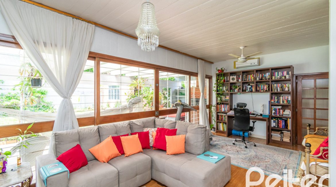 Casa à venda com 405m², 3 dormitórios, 3 suítes, 6 vagas, no bairro Vila Assunção em Porto Alegre