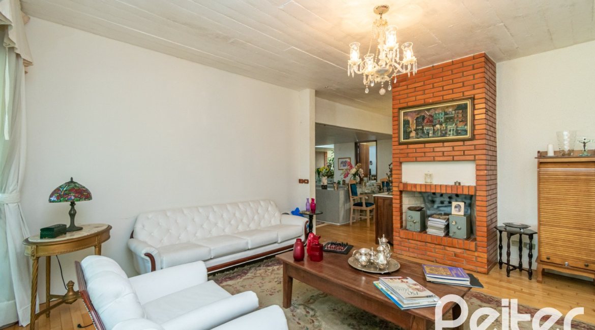 Casa à venda com 405m², 3 dormitórios, 3 suítes, 6 vagas, no bairro Vila Assunção em Porto Alegre