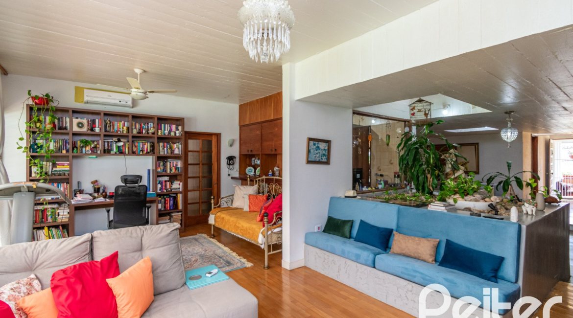 Casa à venda com 405m², 3 dormitórios, 3 suítes, 6 vagas, no bairro Vila Assunção em Porto Alegre