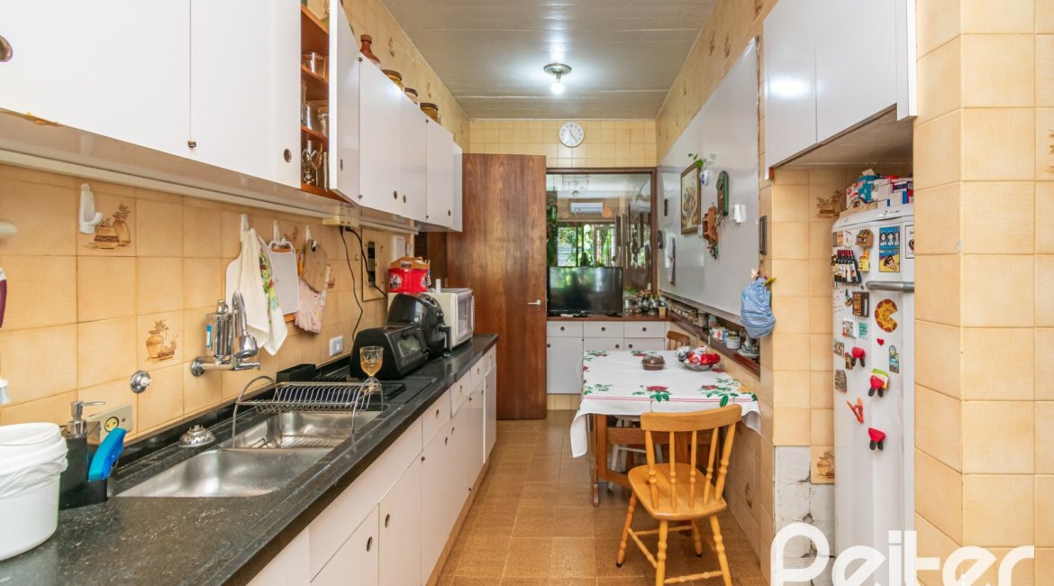 Casa à venda com 405m², 3 dormitórios, 3 suítes, 6 vagas, no bairro Vila Assunção em Porto Alegre