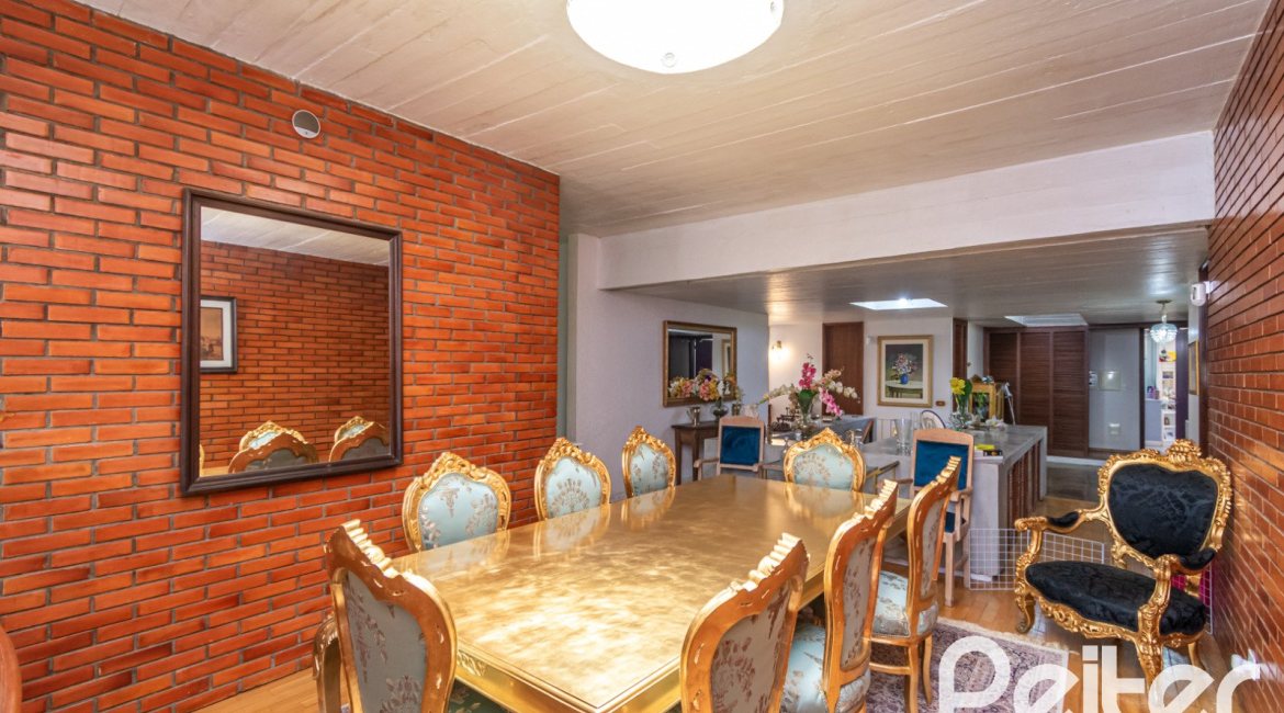 Casa à venda com 405m², 3 dormitórios, 3 suítes, 6 vagas, no bairro Vila Assunção em Porto Alegre