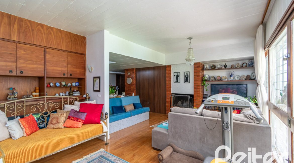 Casa à venda com 405m², 3 dormitórios, 3 suítes, 6 vagas, no bairro Vila Assunção em Porto Alegre