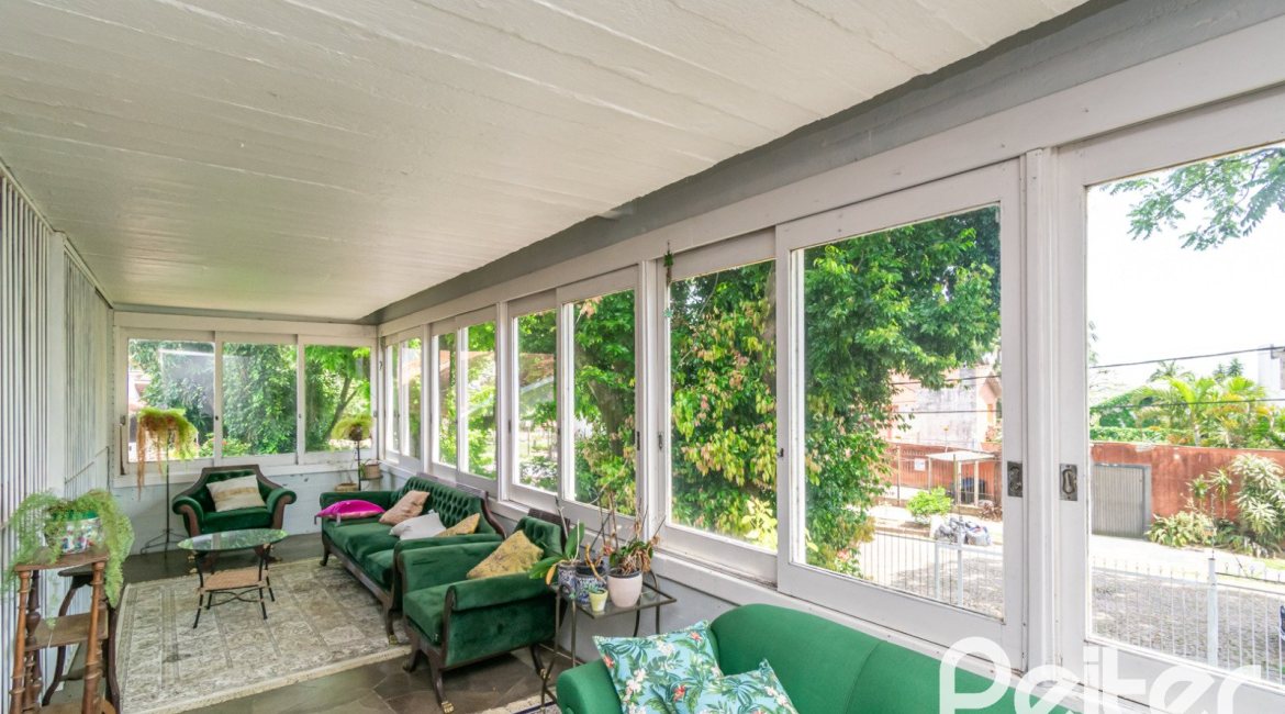 Casa à venda com 405m², 3 dormitórios, 3 suítes, 6 vagas, no bairro Vila Assunção em Porto Alegre