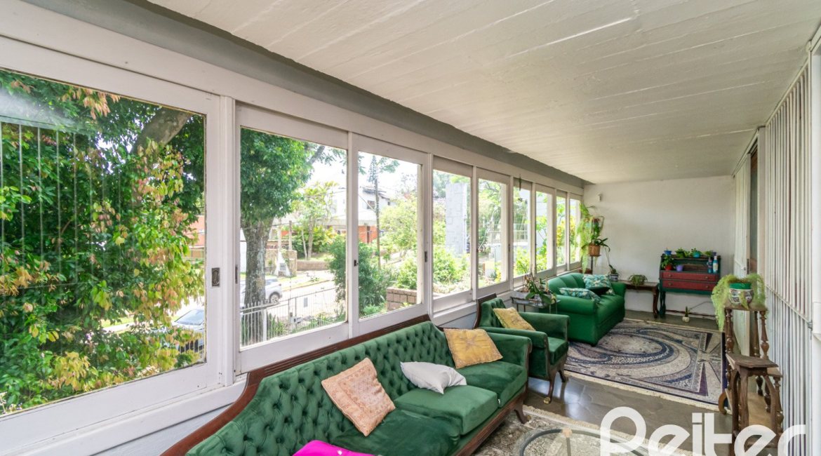 Casa à venda com 405m², 3 dormitórios, 3 suítes, 6 vagas, no bairro Vila Assunção em Porto Alegre