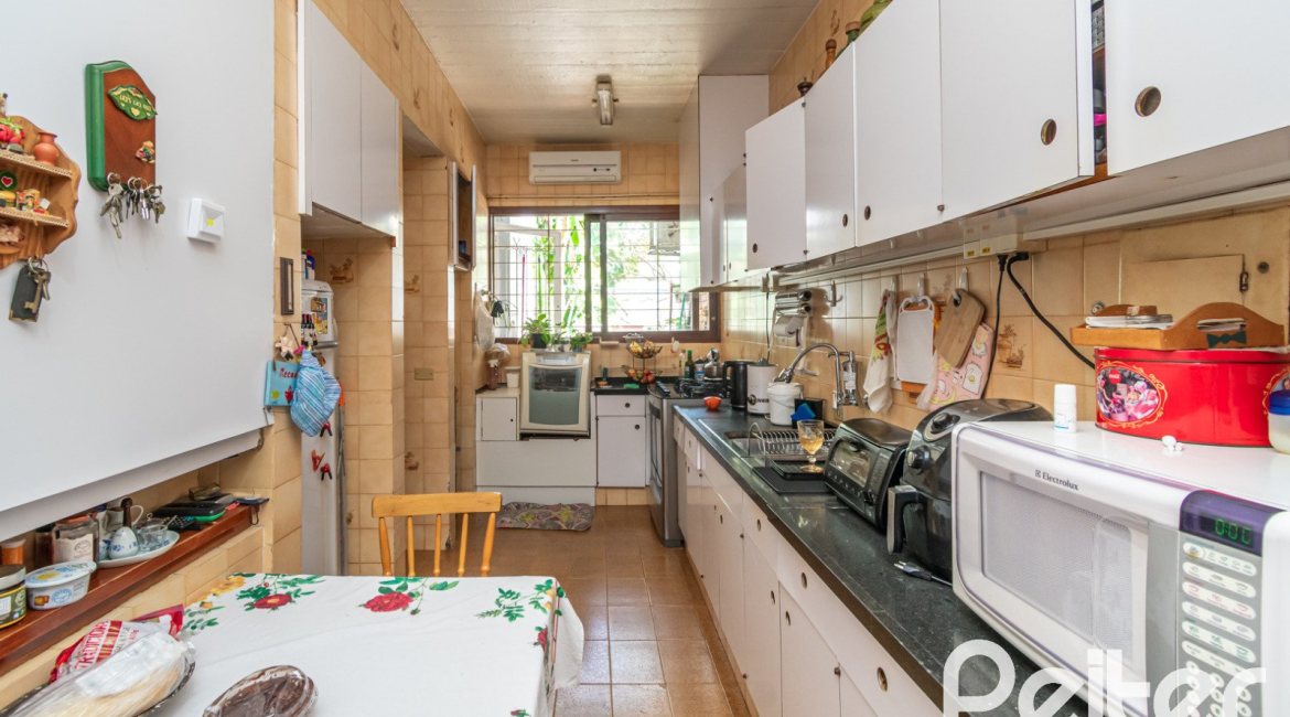 Casa à venda com 405m², 3 dormitórios, 3 suítes, 6 vagas, no bairro Vila Assunção em Porto Alegre