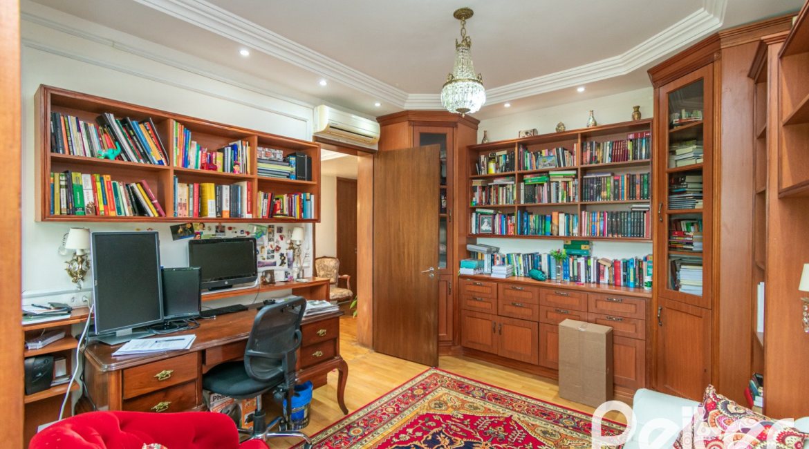 Casa à venda com 405m², 3 dormitórios, 3 suítes, 6 vagas, no bairro Vila Assunção em Porto Alegre