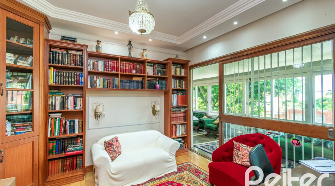 Casa à venda com 405m², 3 dormitórios, 3 suítes, 6 vagas, no bairro Vila Assunção em Porto Alegre