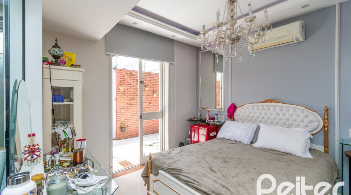 Casa à venda com 405m², 3 dormitórios, 3 suítes, 6 vagas, no bairro Vila Assunção em Porto Alegre