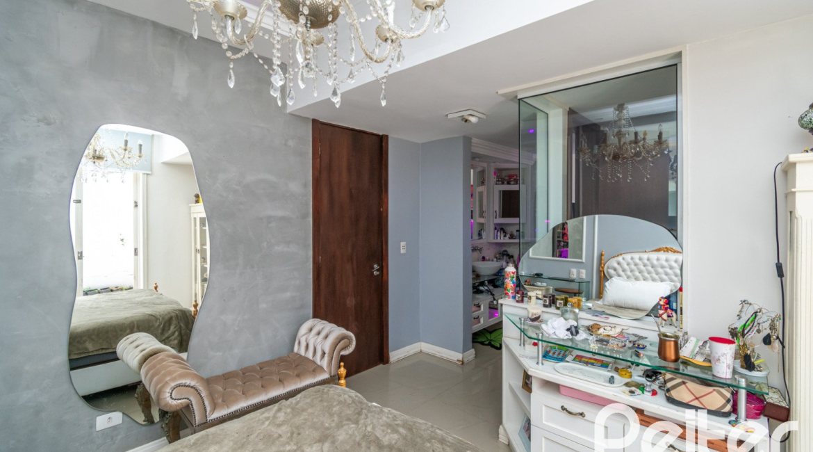 Casa à venda com 405m², 3 dormitórios, 3 suítes, 6 vagas, no bairro Vila Assunção em Porto Alegre