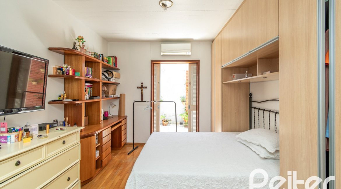 Casa à venda com 405m², 3 dormitórios, 3 suítes, 6 vagas, no bairro Vila Assunção em Porto Alegre