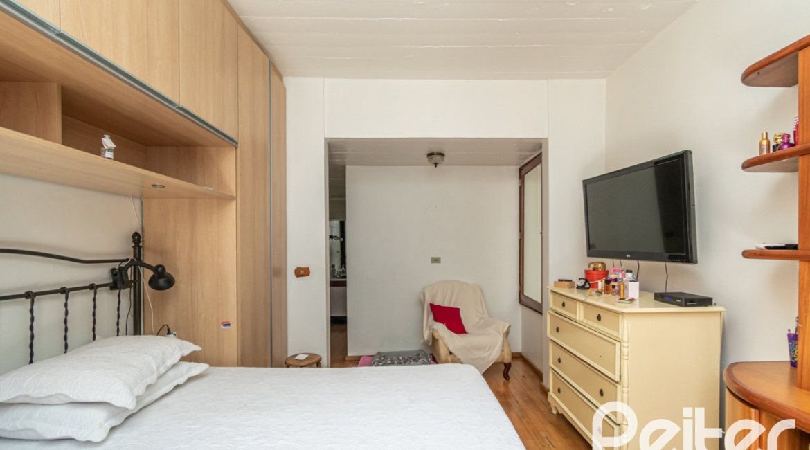 Casa à venda com 405m², 3 dormitórios, 3 suítes, 6 vagas, no bairro Vila Assunção em Porto Alegre